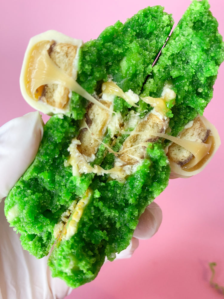 Pandan Chip Cookie met twix in hand