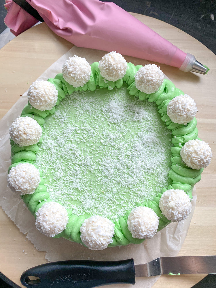 Pandan Cheesecake met roze spuitzak en spatel