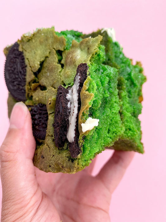 Pandan Blondie met oreo vast gehouden in hand